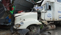 Tin TNGT mới nhất ngày 15/10: Nữ sinh lớp 8 bị xe buýt cán nát tay