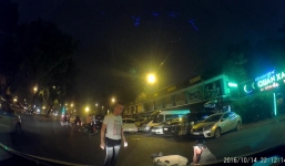 Bài học cho những tài xế xe máy đâm ô tô xong bỏ chạy