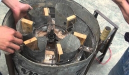 Bé hai tuổi bị máy xay sắn cuốn dập bàn tay trái