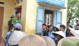 Hàng trăm người dân vây kín trụ sở Công an xã đòi xử nữ 'cẩu tặc'