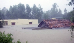 Chùm ảnh: Mưa lũ miền Trung, người dân co ro trên nóc nhà