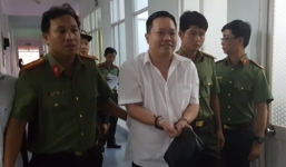 Phát hiện cảnh phục an ninh, quân hàm cấp tướng trong nhà giám đốc thủy sản