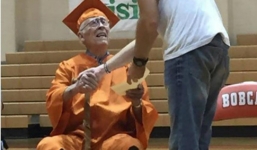 Cụ ông nhận bằng tốt nghiệp trung học khi 89 tuổi