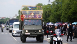 Video: Đoàn xe chở linh cữu quốc vương Thái Lan về hoàng cung