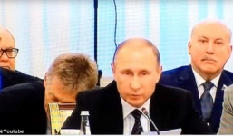 Video: Phát ngôn viên Điện Kremlin ngủ gật sau lưng Putin trong khi họp