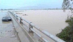 Hà Tĩnh: Hai người đàn ông lao xuống dòng lũ cứu sống 2 học sinh