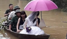 Thủy điện xả lũ 'đúng quy trình', cô dâu lênh đênh trên thuyền về nhà chồng