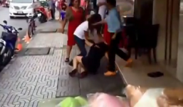 Bố giúp con gái đánh ghen, cô gái trẻ bị rạch nhiều nhát vào mặt