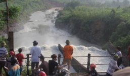 Hàng trăm người đứng xem phát lệnh xả tràn hồ Kẻ Gỗ