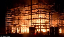 Kinh hoàng cảnh cả tòa chung cư chìm trong biển lửa