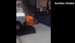 Video: Tài xế tưới xăng tự thiêu trước doanh trại quân đội