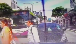 Video: Xe bus hất tung người phụ nữ sang đường không quan sát