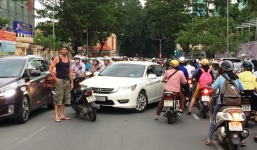 Tây chặn ô tô chạy ngược chiều ở trung tâm Sài Gòn, gọi CSGT lại xử lý