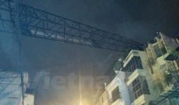 Hà Nội: Cần cẩu thi công đổ lên nóc nhà dân trên đường Thụy Khuê