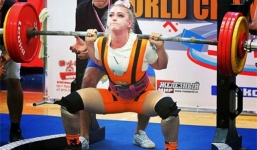 Búp bê cơ bắp lập kỷ lục gánh 215kg, nâng 190kg