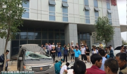 Hy hữu: Nhảy từ nhà 20 tầng không chết, đè chết người trong ô tô bên dưới