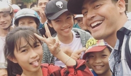 Đi cứu trợ, Phan Anh còn chu đáo mua cả 'quà tế nhị' cho chị em