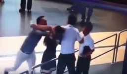 Nam hành khách hành hung nữ nhân viên sân bay nhận ngay quả báo