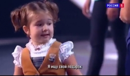 Bé gái 4 tuổi nói thông thạo 7 thứ tiếng gây sốt show truyền hình