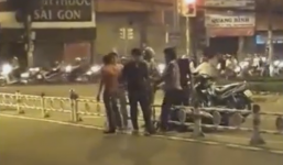 Va chạm giao thông, đám đông lao vào đánh tài xế túi bụi ở Sài Gòn