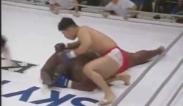 Võ sĩ Sumo nặng 273 kg chạm trán với một võ sĩ kickboxing nặng 76 kg