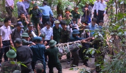 Đưa thi thể 3 phi công xuống núi về TP HCM