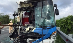 Xe khách đâm container trên cao tốc Long Thành