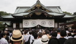 Quan chức Nhật thăm đền Yasukuni chọc giận Trung - Hàn