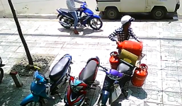 2 thanh niên trộm cả bình gas của nhân viên khi đang giao hàng