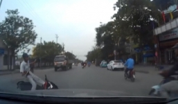 Sang đường ẩu lao vào ô tô, thanh niên bỏ xe máy chạy lấy người