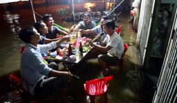 Nước ngập đến chân, người Sài Gòn vẫn ung dung ngồi nhậu