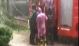 Video: Giải cứu sản phụ sắp sinh mắc kẹt trong bão Sarika 