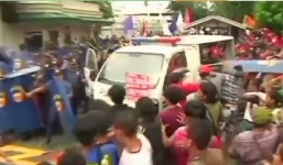 Video: Xe cảnh sát Philippines đâm vào người biểu tình chống Mỹ