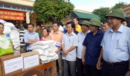 Bộ trưởng TT&TT thăm và trao 100 tấn gạo, hơn 1 tỷ cho bà con vùng lũ