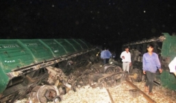 Lật tàu chở đá tại Huế, đường sắt Bắc - Nam lại bị chia cắt