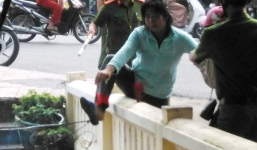 Người mẹ khóc ngất chứng kiến con trai tử vong trên sông