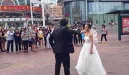 Những tình huống bi hài trong ngày cưới: Cô dâu bị chú rể tát trên sân khấu