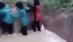 Bị ép nhảy vào hố rắn để nâng cao tự tin, nữ sinh la hét sợ hãi