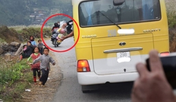 Xôn xao clip khách ngồi ôtô ném đồ ăn cho trẻ vùng cao