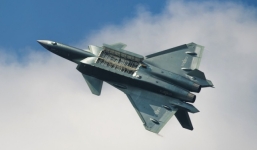 Video: Tiêm kích tàng hình Trung Quốc bất ngờ bay theo đội hình