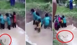 Nữ sinh khóc thét khi bị ép lội qua hố bùn đầy rắn để rèn luyện kĩ năng