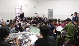 Nhiều thiếu nữ tham gia đua xe trên quốc lộ