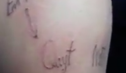 Thanh niên xăm chịu tiền không trả được chủ quán xăm thêm chữ 'Quỵt'