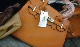 Tiêu hủy hơn 2.000 sản phẩm Dior, Hermes, Louis Vuitton “nhái”