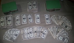 Cặp vợ chồng trẻ may mắn tìm thấy hơn 1 tỷ đồng trong căn nhà cũ