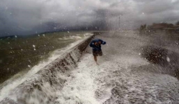 Bão số 8 hoành hành ở bắc Biển Đông, VNA đổi lịch bay đi Đài Loan, HK