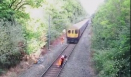 Video: Thót tim nhân viên đường sắt lao mình cứu người trước mũi tàu