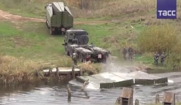 Video: Xem tên lửa RS-24 Yars Nga vượt sông bằng cầu phao