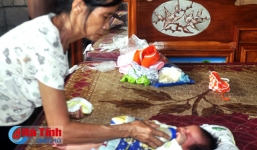 Bé trai 1 tháng tuổi bị bỏ rơi dưới gốc cây khế