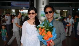 Chế Linh cùng vợ rạng rỡ về nước chuẩn bị liveshow